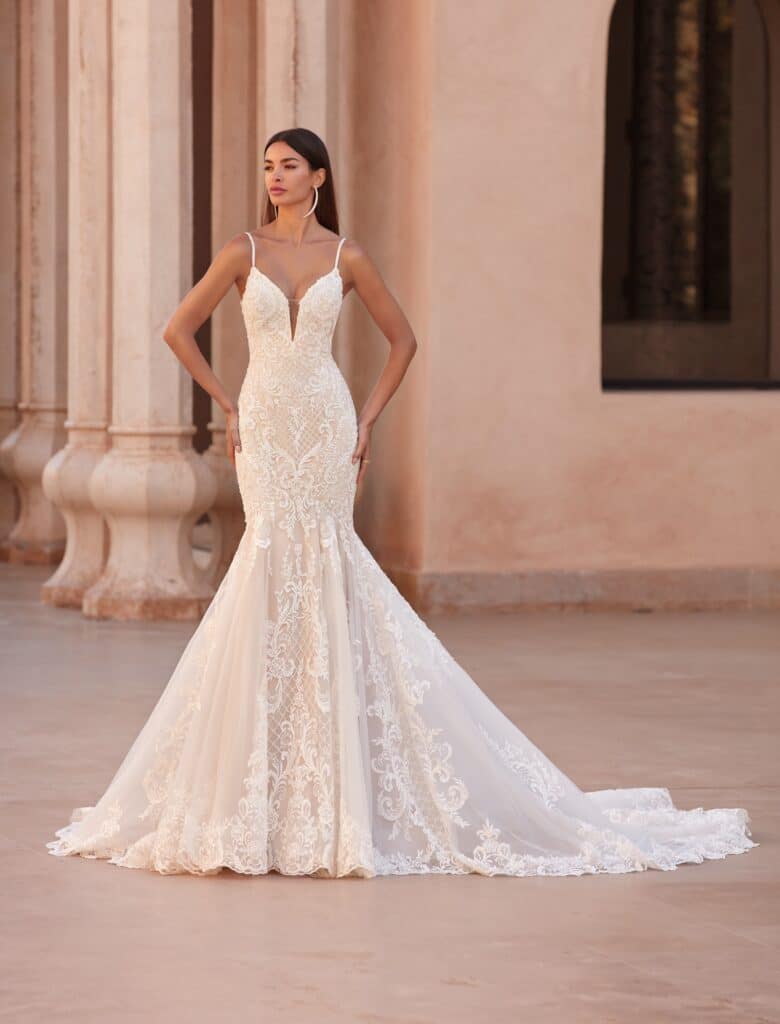 frau in weißem brautkleid mit schleppe