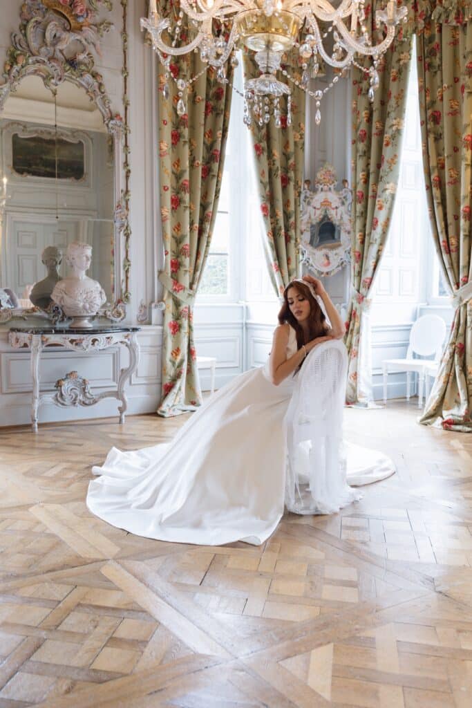 Frau mit schlichtem Brautkleid
